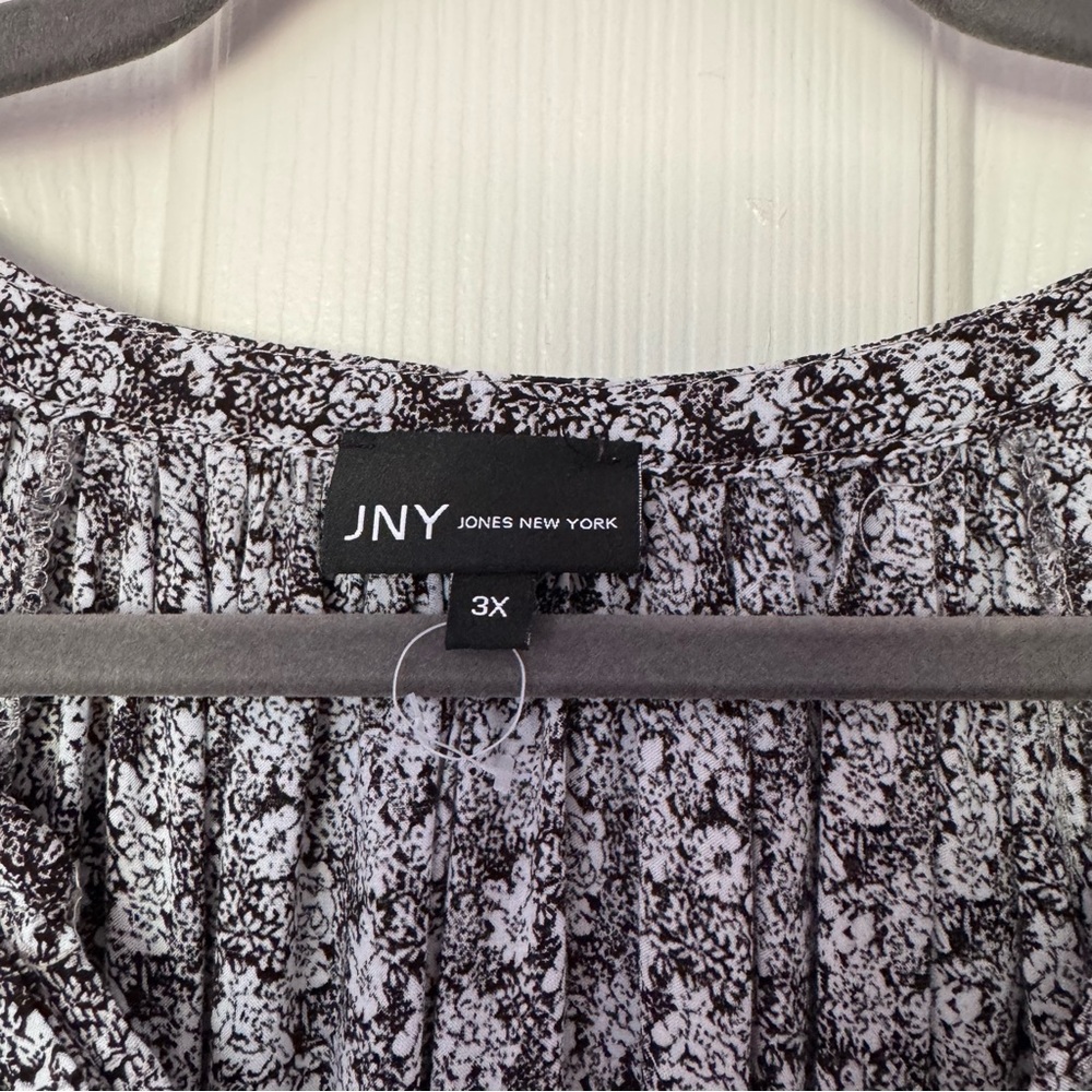 Jones New York Black and White Floral Blouse - Picture 3 of 3